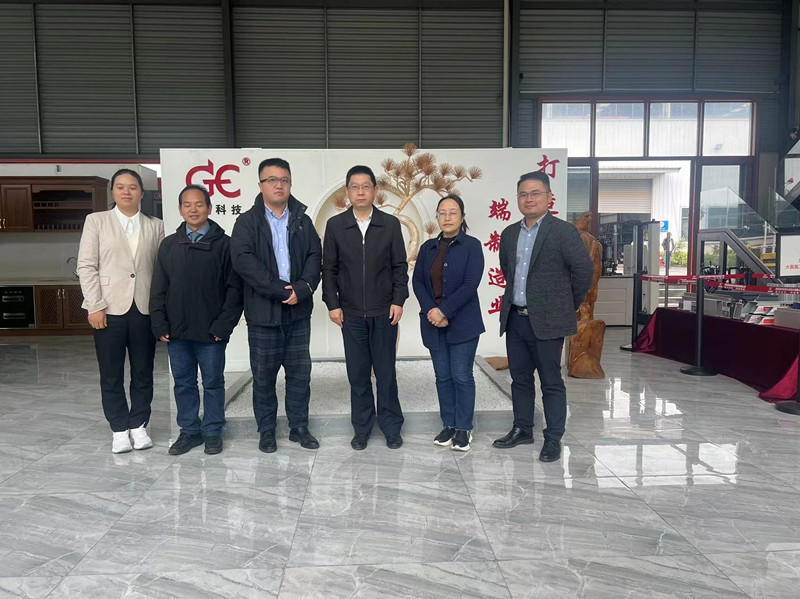 彭劍鳴：貴州省人民檢察院副檢察長、檢察委員會(huì)委員、致公黨貴州省委會(huì)副主委