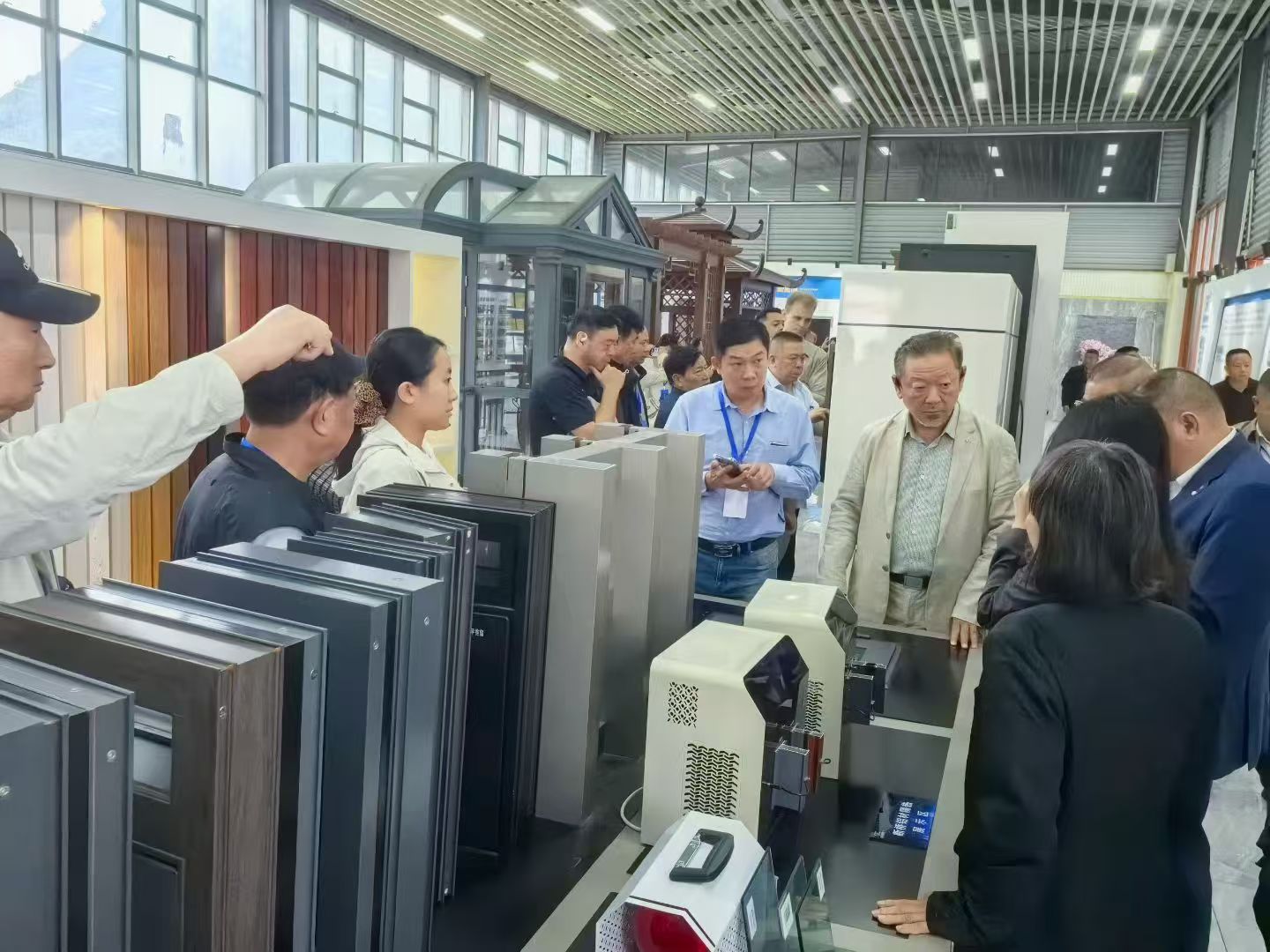 僑連五洲·聚力貴州——10月15日，貴州省僑聯(lián)黨組書(shū)記，主席李立、貴州省僑聯(lián)副主席楊黔生帶隊(duì)，200家海外僑胞企業(yè)家到貴州貴材考察指導(dǎo)