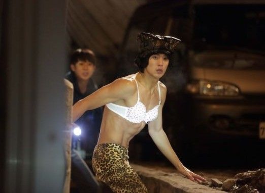 金秀賢舊照曝光 穿胸罩豹紋褲秀腹肌